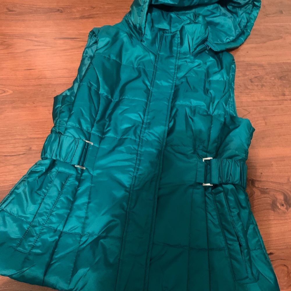 New York and company green puffer vest